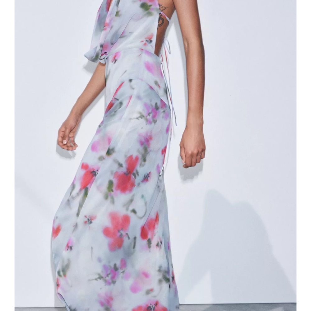 Zara printed halter Backless Floral Dress in Pink and White - Picture 3 of 7